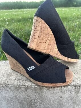 TOMS Women's Classic Wedge Sandals in black cork-wrapped platform heel sz 8